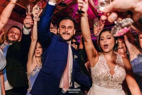 noivos no brinde'