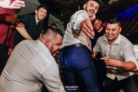 balada animada de casamento calça do noivo rasgada'