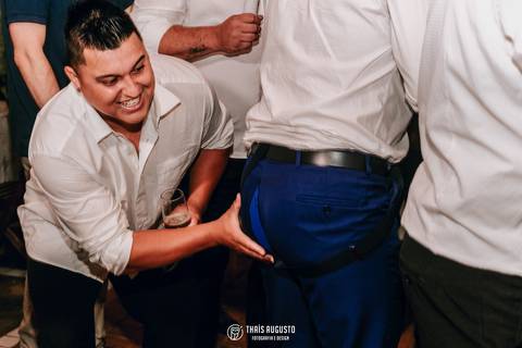 balada animada de casamento calça do noivo rasgada'