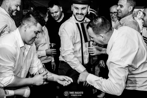 balada animada de casamento calça do noivo rasgada'