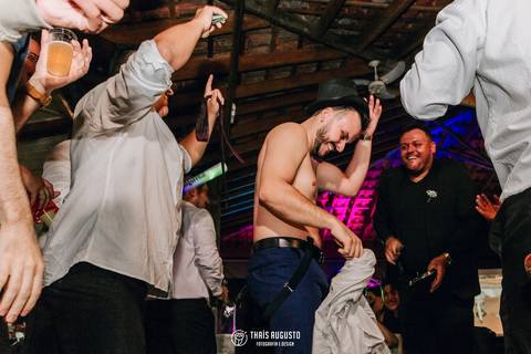 balada animada de casamento calça do noivo rasgada'