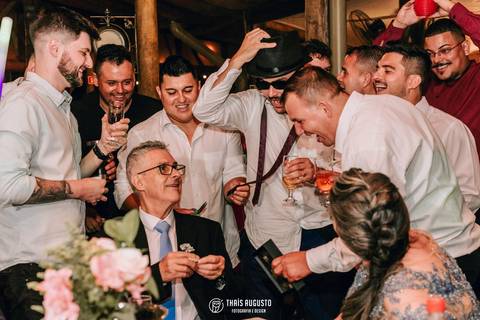 balada animada de casamento calça do noivo rasgada'