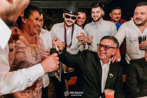 balada animada de casamento calça do noivo rasgada'