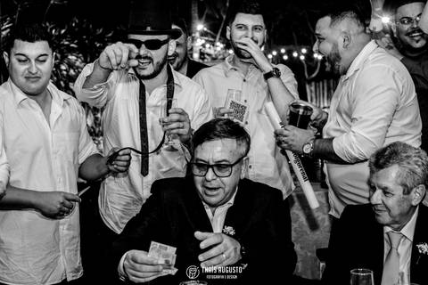 balada animada de casamento calça do noivo rasgada'