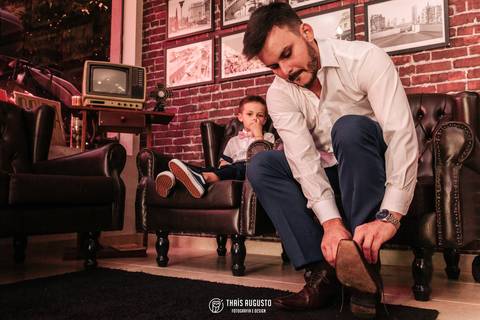 Noivo colocando o sapato do casamento'