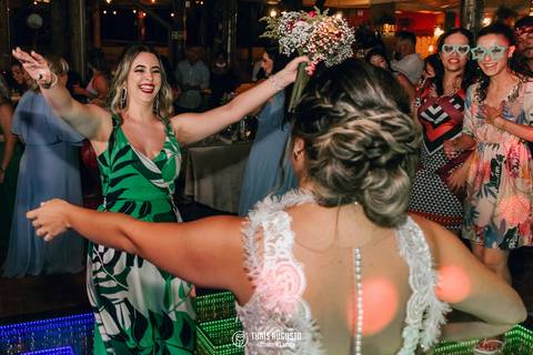 noiva jogando o buque'