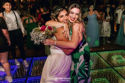 noiva jogando o buque'