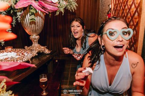 mesa dos doces sendo assaltada pelas madrinhas'