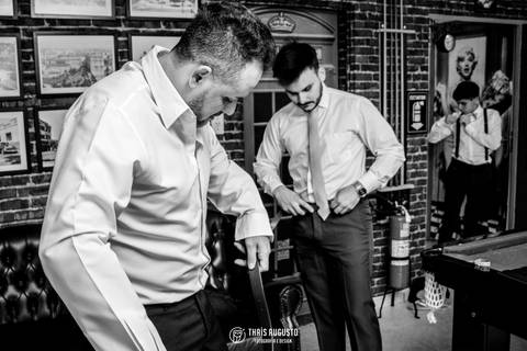 Noivo se arrumando com padrinho'