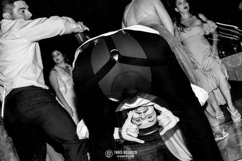 balada animada de casamento calça do noivo rasgada'