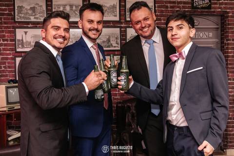 Retratos do noivo com padrinhos'