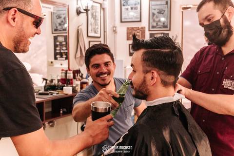 Noivo com padrinhos'