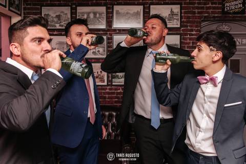 Retratos do noivo brindando com padrinhos'