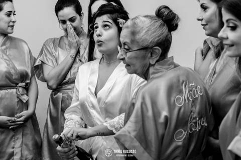 Retratos da noiva brindando com madrinhas'