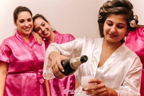 Retratos da noiva brindando com madrinhas'