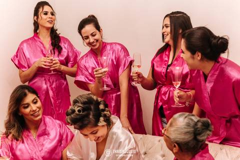 Retratos da noiva brindando com madrinhas sorrindo'