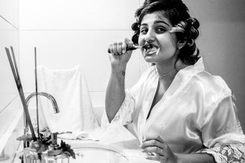 Retratos da noiva escovando os dentes'