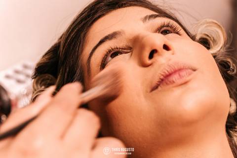 Retratos da noiva se maquiando'