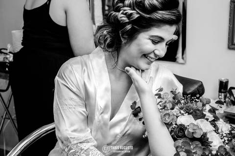 Retratos da noiva recebendo o bouquet'