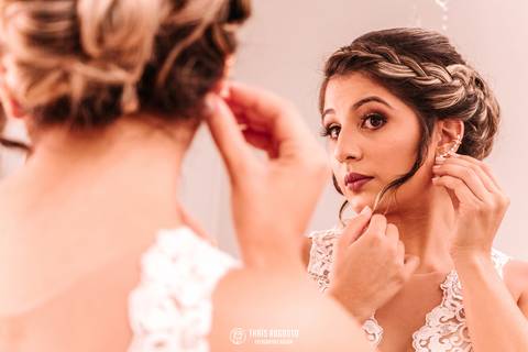 Retratos da noiva se maquiando'