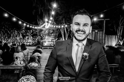 Noivo na cerimônia feliz sorrindo'