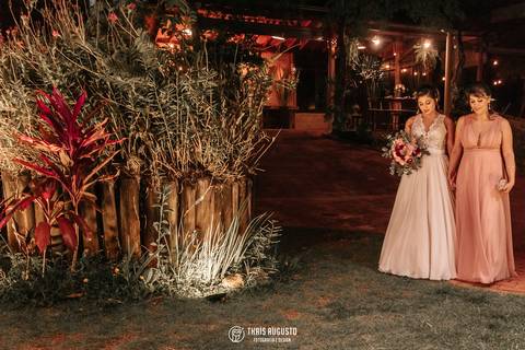 noiva entrando com a mãe'