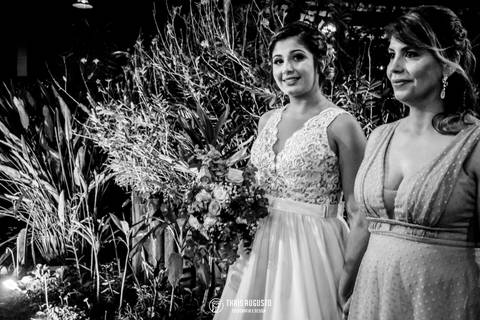 noiva entrando com a mãe'