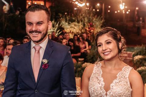 noivo e noiva na cerimônia sorrindo'