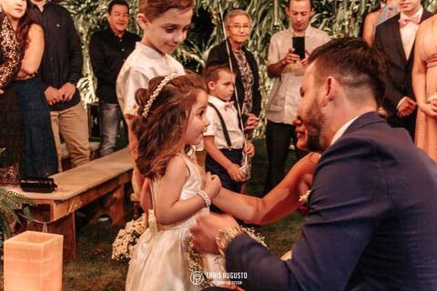 noivo e noiva na cerimônia recebendo as alianças'