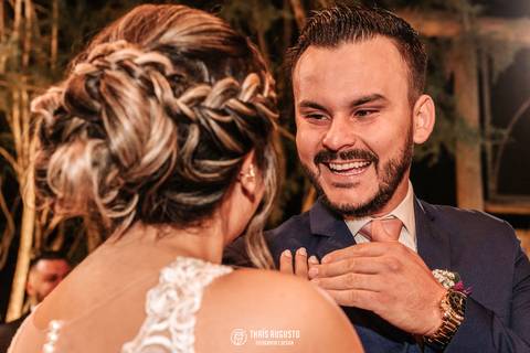 noivo e noiva na cerimônia sorrindo'