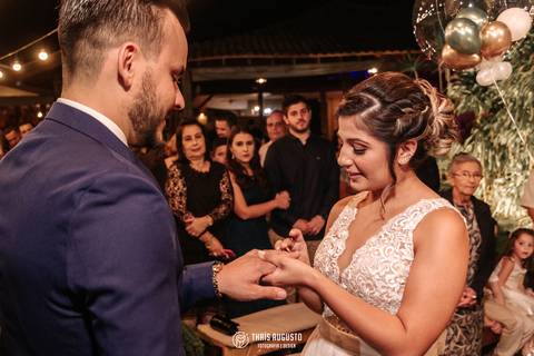 noivo e noiva na cerimônia com alianças'