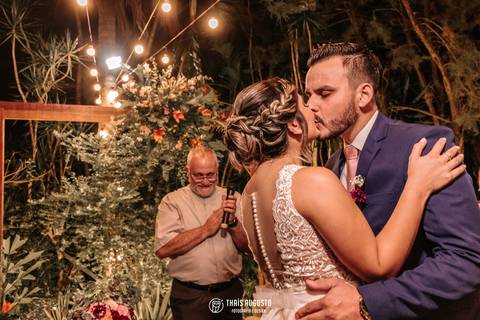 noivo e noiva na cerimônia'