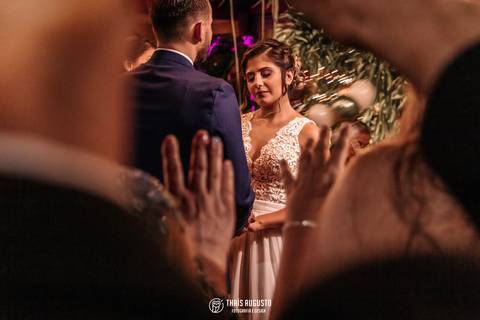 noivo e noiva na cerimônia benção dos padrinhos'