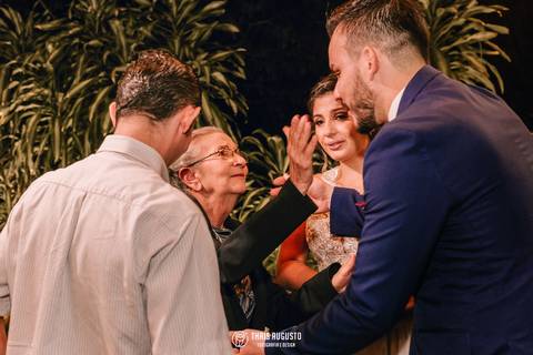 Noiva emocionada com avó'