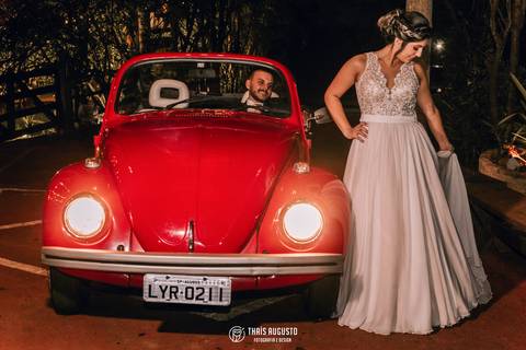 retrato dos noivos no fusca vermelho'