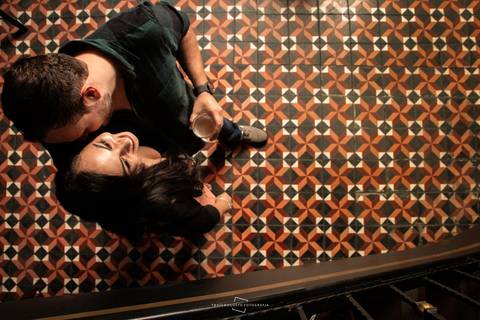 Fotógrafa do interior de São Paulo Thais Augusto faz ensaio em bar na grande são Paulo cervejaria delirium'