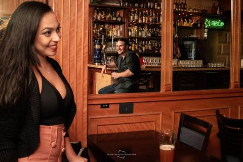 Fotógrafa do interior de São Paulo Thais Augusto faz ensaio em bar na grande são Paulo, cervejaria'