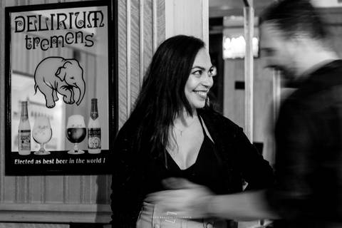 Fotógrafa do interior de São Paulo Thais Augusto faz ensaio em bar na grande são Paulo'