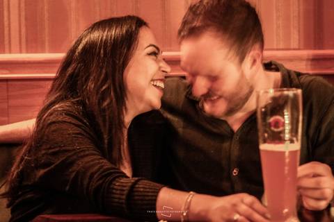 Fotógrafa do interior de São Paulo Thais Augusto faz ensaio em bar na grande são Paulo, cerveja pauler'