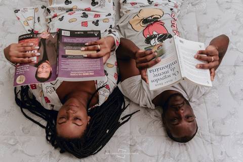 casal faz ensaio dentro do apartamento Thais Augusto Fotografia @ape372terreo araraquara-sp @tagdecasamento @thaisaugustofotografia livros'