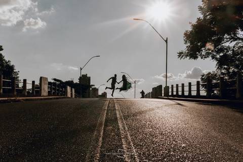 Thais Augusto Fotografia @ape372terreo araraquara-sp @tagdecasamento @thaisaugustofotografia casal pulando na ponte em araraquara-sp por do sol'