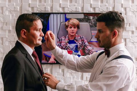 Noivo se arrumando com o pai'