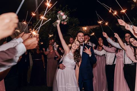 saída animada dos noivos'