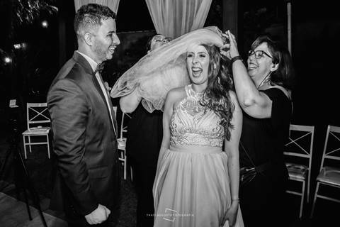 noiva sorrindo com o véu '