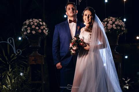 retrato dos noivos no altar'