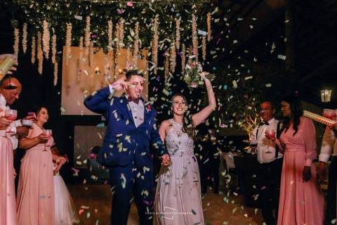 chegada dos noivos na festa'