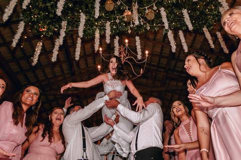 noiva brincando no casamento'