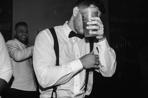 noivo bebendo na balada'