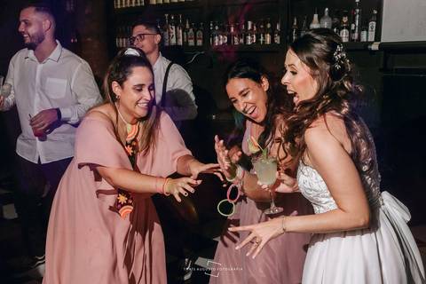 noiva curtindo a balada'