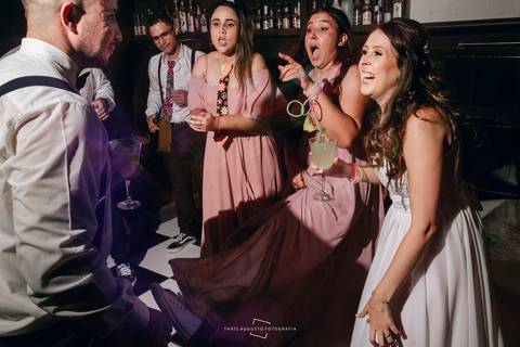 noiva com as madrinhas na balada'